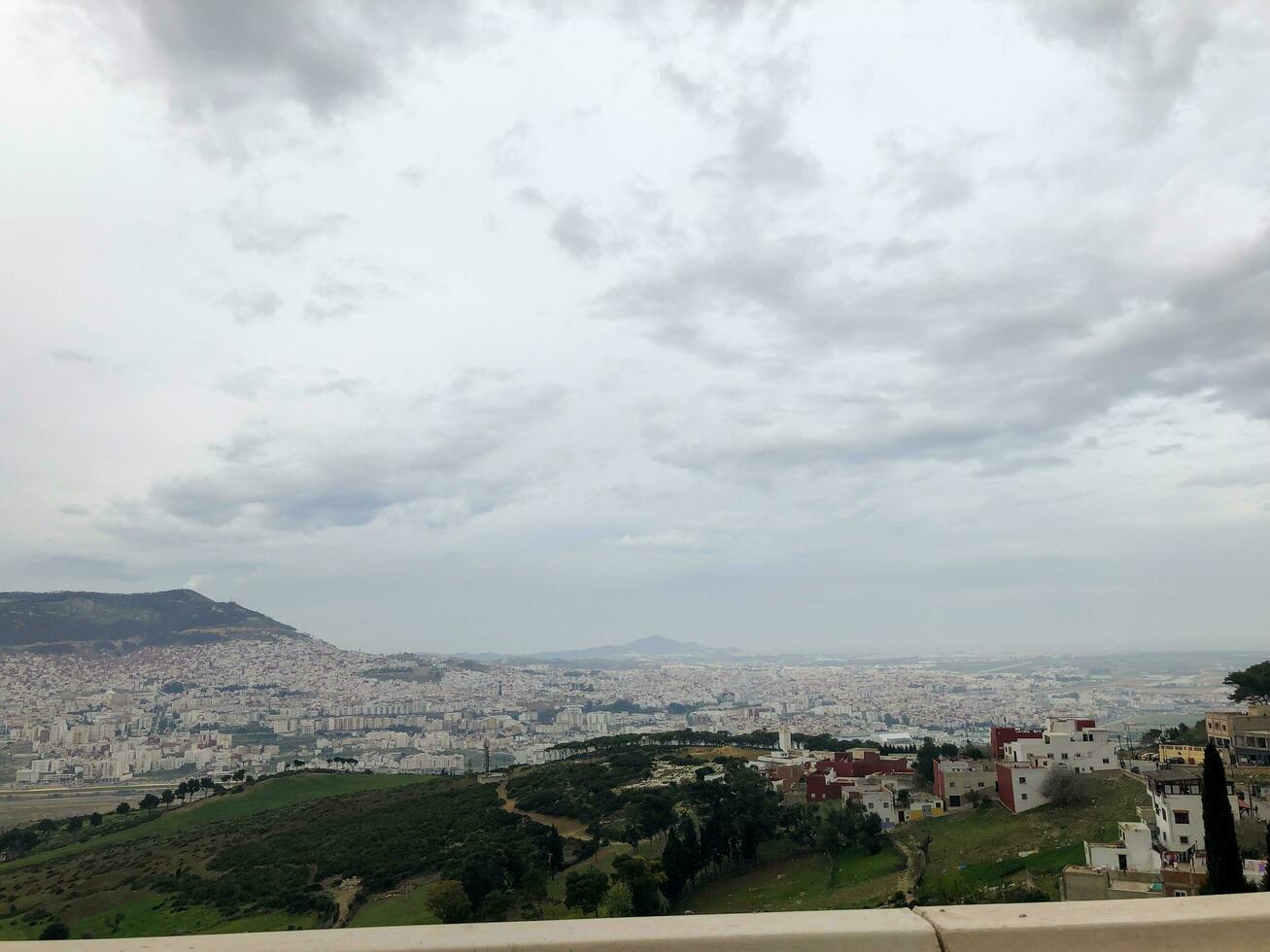 une vue de le ville de une balcon photo