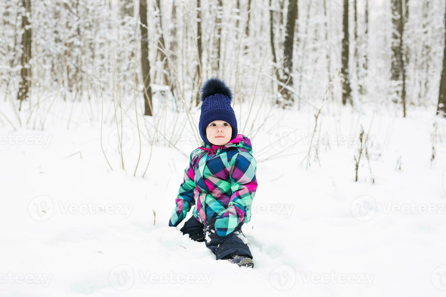 petit fille en jouant avec neige photo