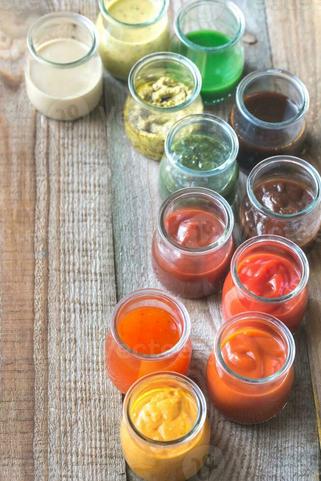 assortiment de sauces dans le verre pots photo