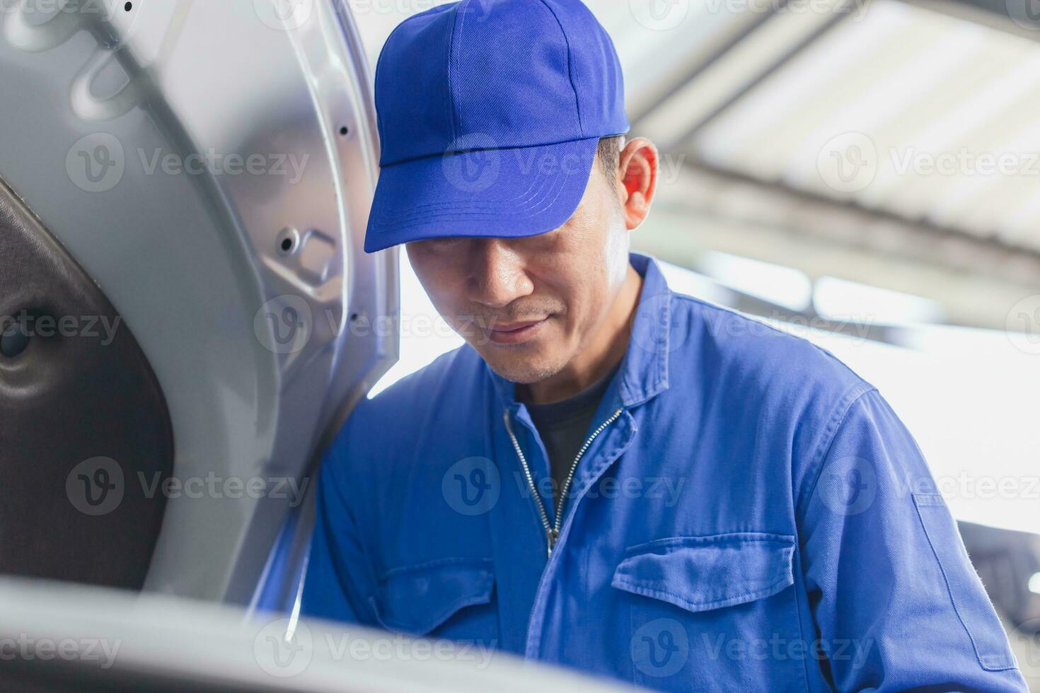 auto mécanicien travail dans garage, technicien homme travail dans auto un service photo