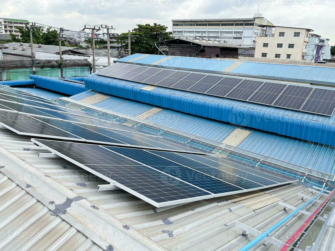 solaire panneaux sur entrepôt usine. solaire photo voltaïque panneaux système Puissance ou solaire cellule sur industriel bâtiment toit pour produisant vert écologique électricité. production de renouvelable énergie