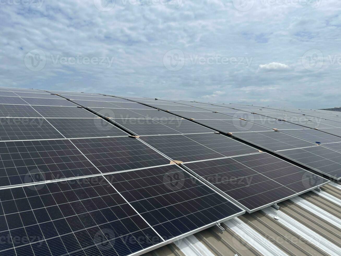 solaire cellule, photovoltaïque, toit de solaire panneaux. vue de solaire panneaux dans le toit avec lumière du soleil dans après-midi. photo