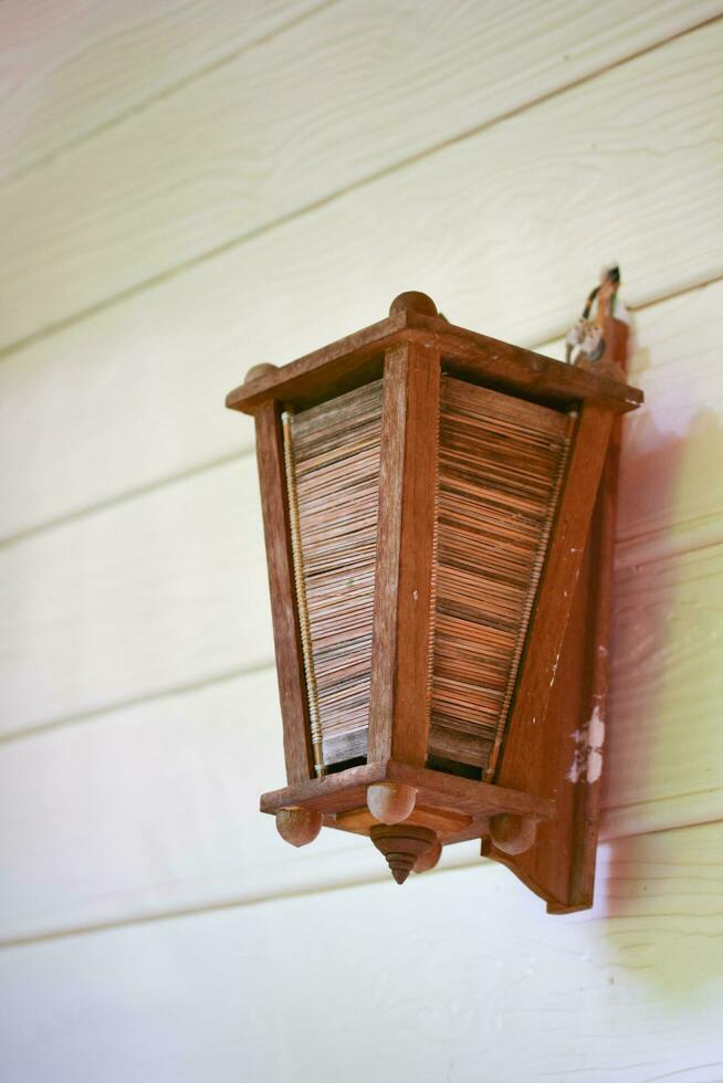 bois lampe sur le mur photo