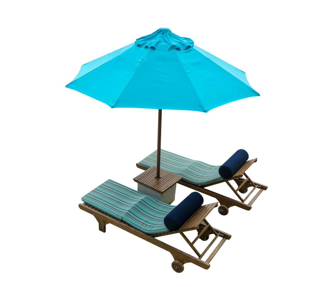 bleu plage chaise avec parapluie isolé sur blanc Contexte photo