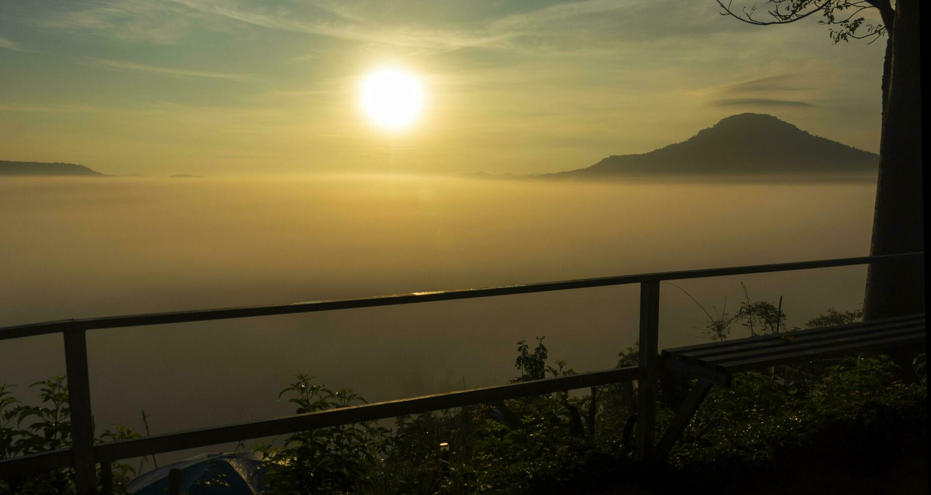 magnifique Matin paysage. lever du soleil à Khao takhian ONG photo