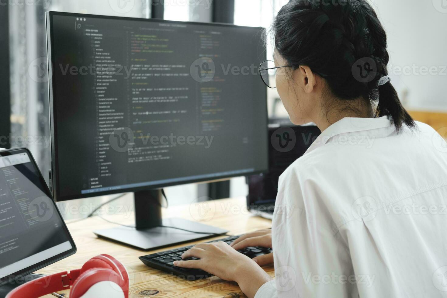 il programmeur départs travail sur bureau ordinateur. photo