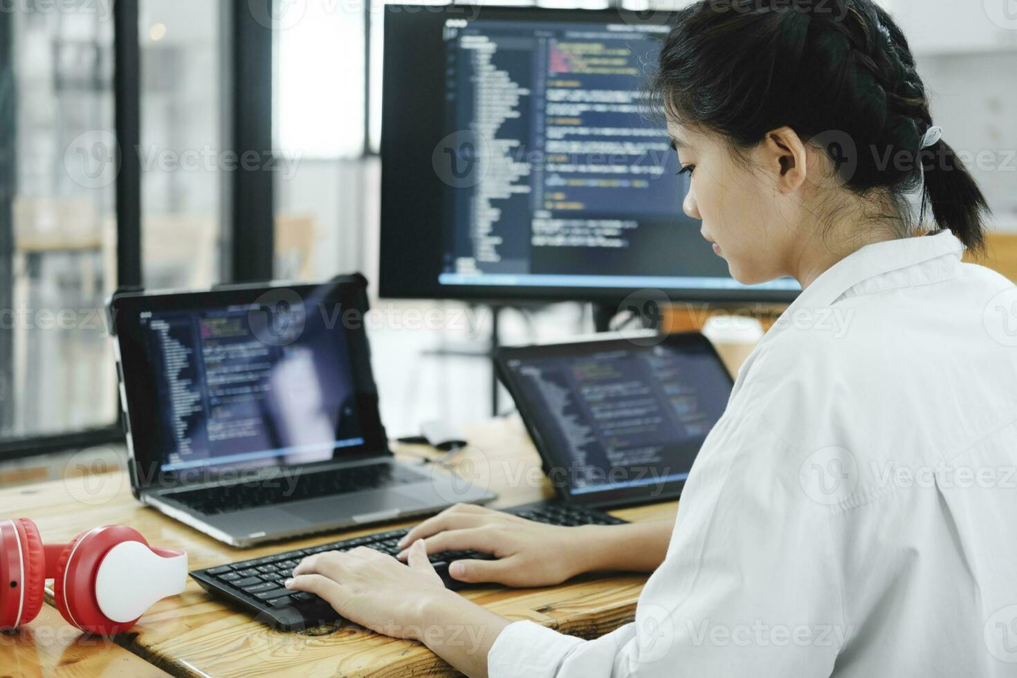 il programmeur départs travail sur bureau ordinateur. photo