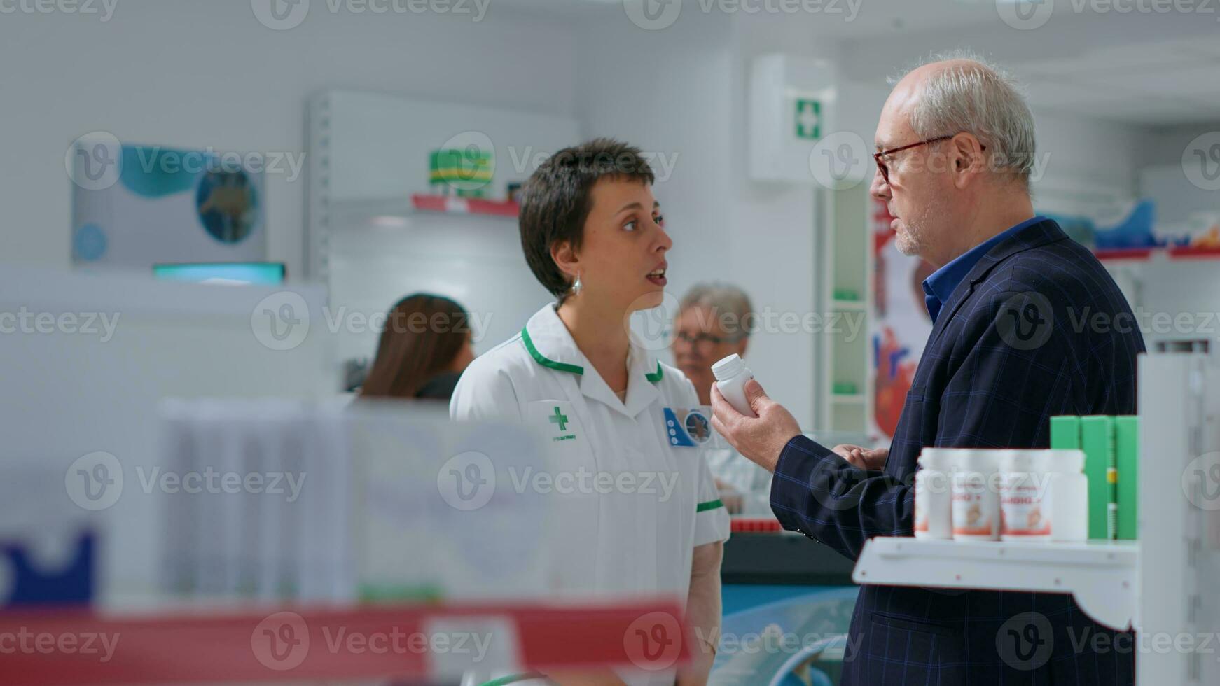 autorisé pharmacien dans chimiste magasin offre patient cœur arythmie des médicaments antibiotique à traiter affliction symptômes. vieux homme recevoir cœur attaque la prévention drogue de bien-être professionnel photo