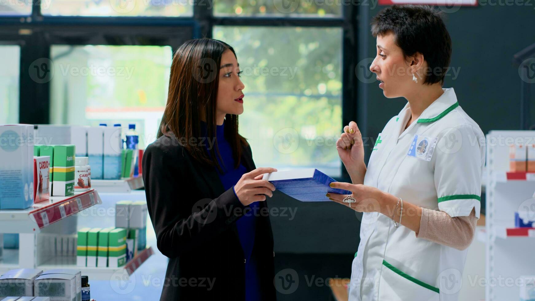 asiatique femme dans avoir besoin de ordonnance maladie soulager drogue informations dans dispensaire, demander pharmacien à Aidez-moi sa choisir meilleur médicament. pharmacie expert assistant client avec produit recommandations photo