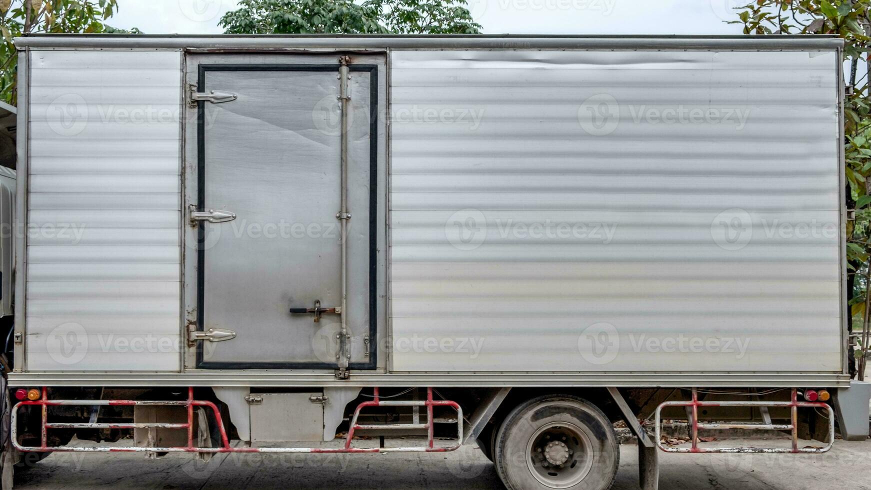 un camion cargaison aluminium récipient porte côté photo