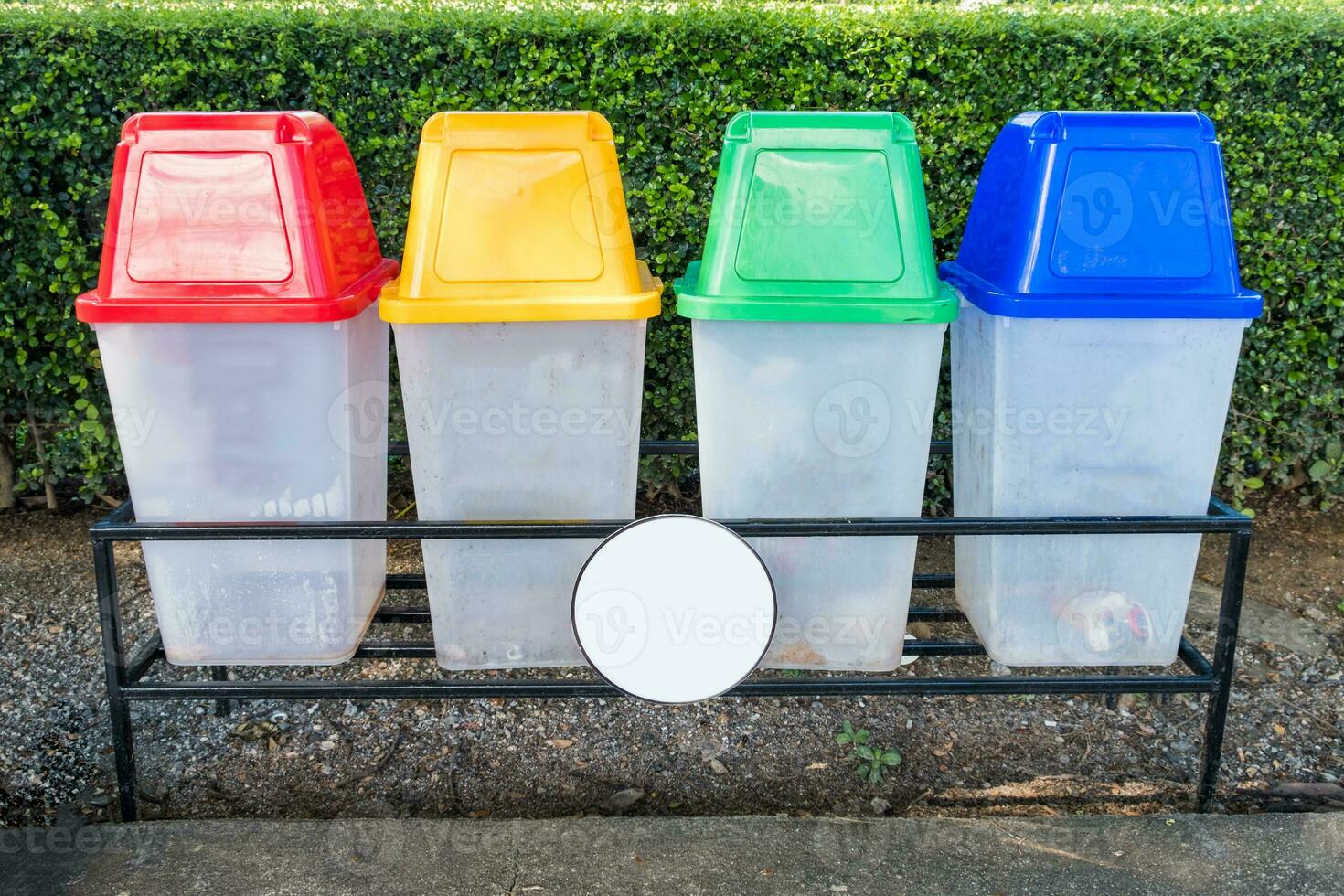 rouge, jaune, vert, bleu Plastique avec casquette recycler bacs dans parc photo