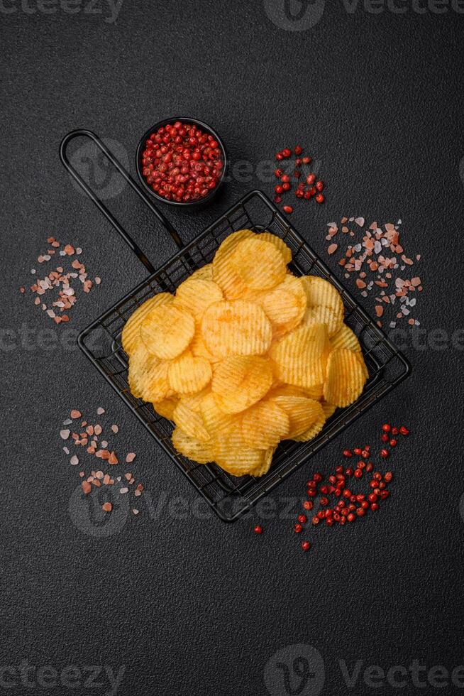 croustillant Patate frites avec sel, épices et herbes photo