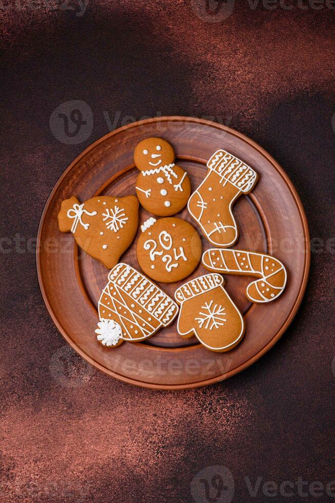 magnifique Noël pain d'épice biscuits de différent couleurs sur une céramique assiette photo