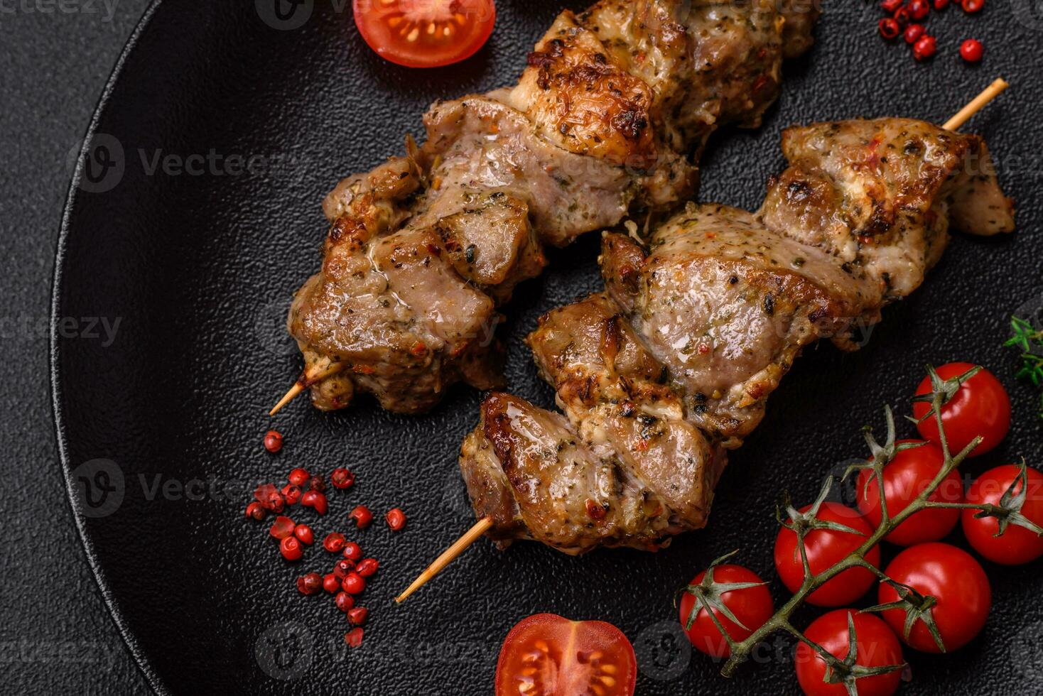 délicieux frit shish kebab de poulet ou porc Viande avec sel, épices et herbes photo