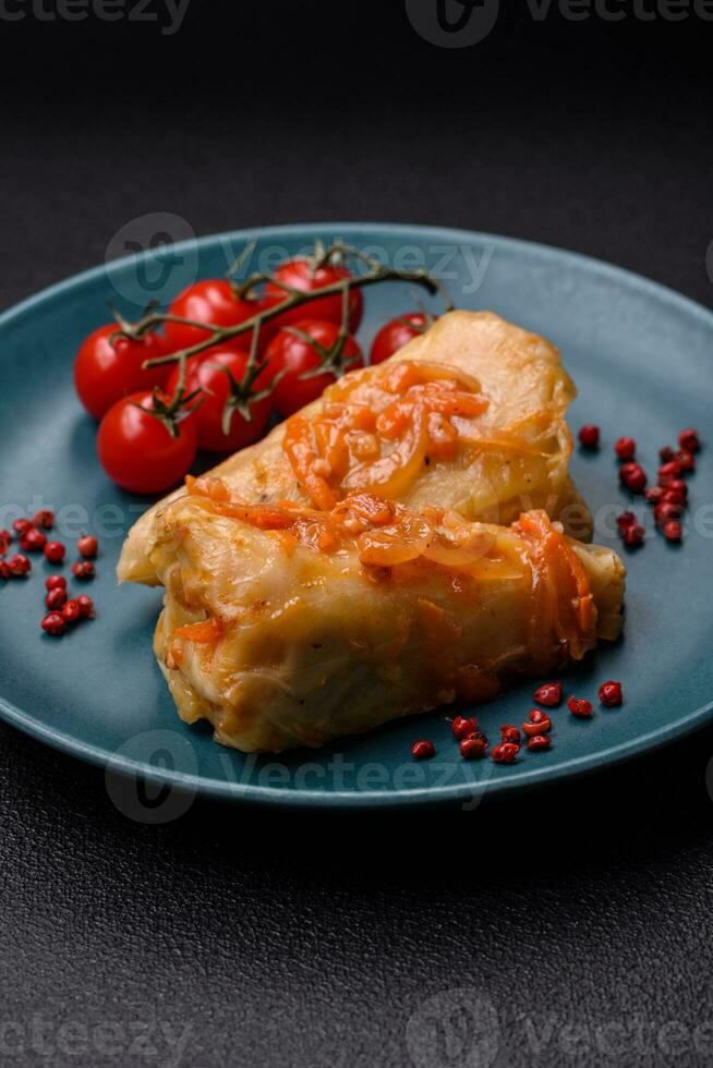 délicieux chou Rouleaux avec Viande, riz, sel, épices et herbes photo