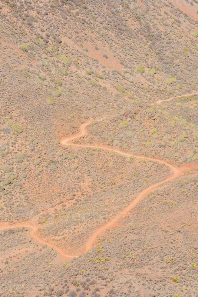 un aérien vue de une saleté route dans le désert photo