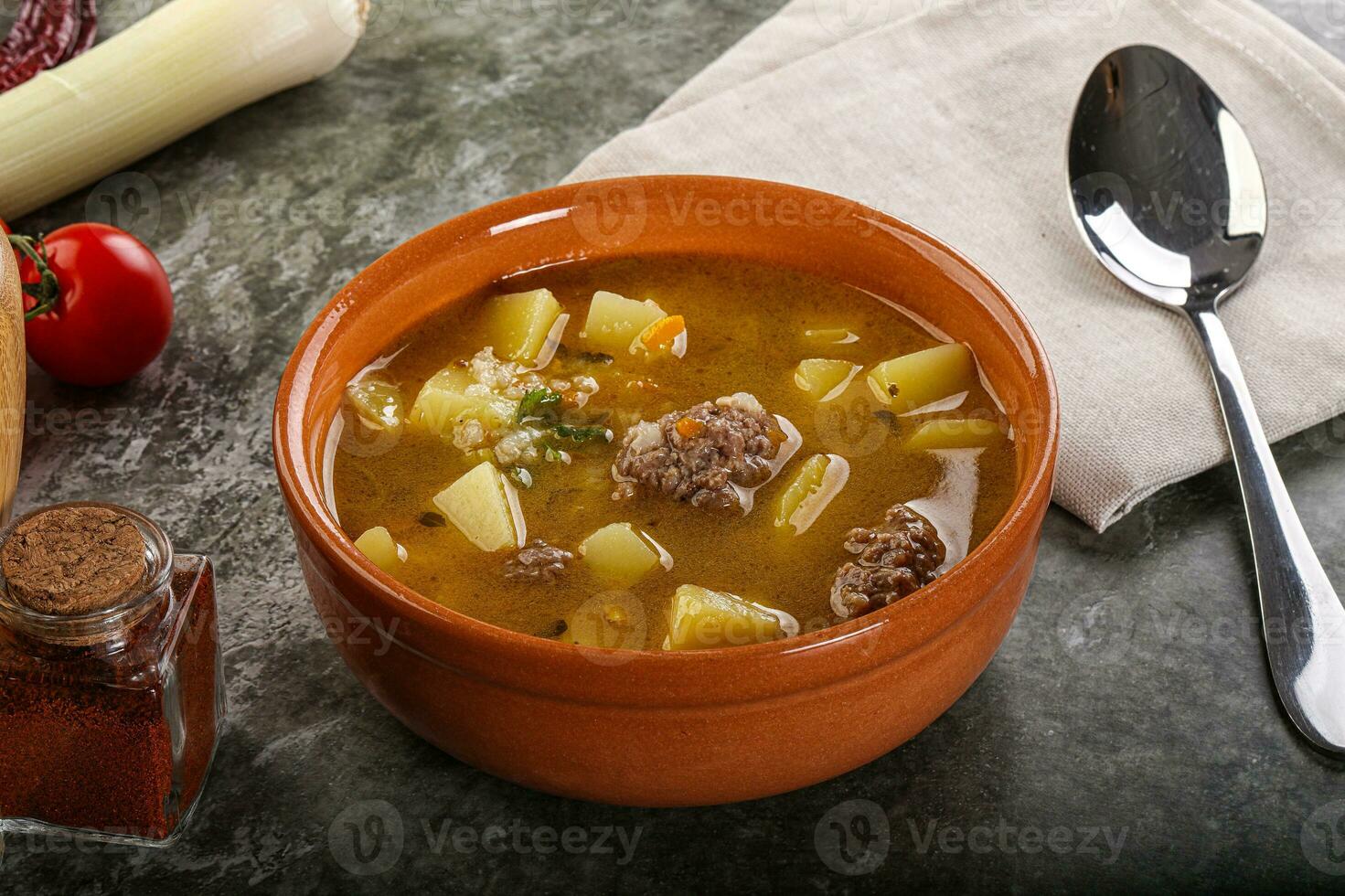 soupe avec du boeuf boulette de viande et des légumes photo