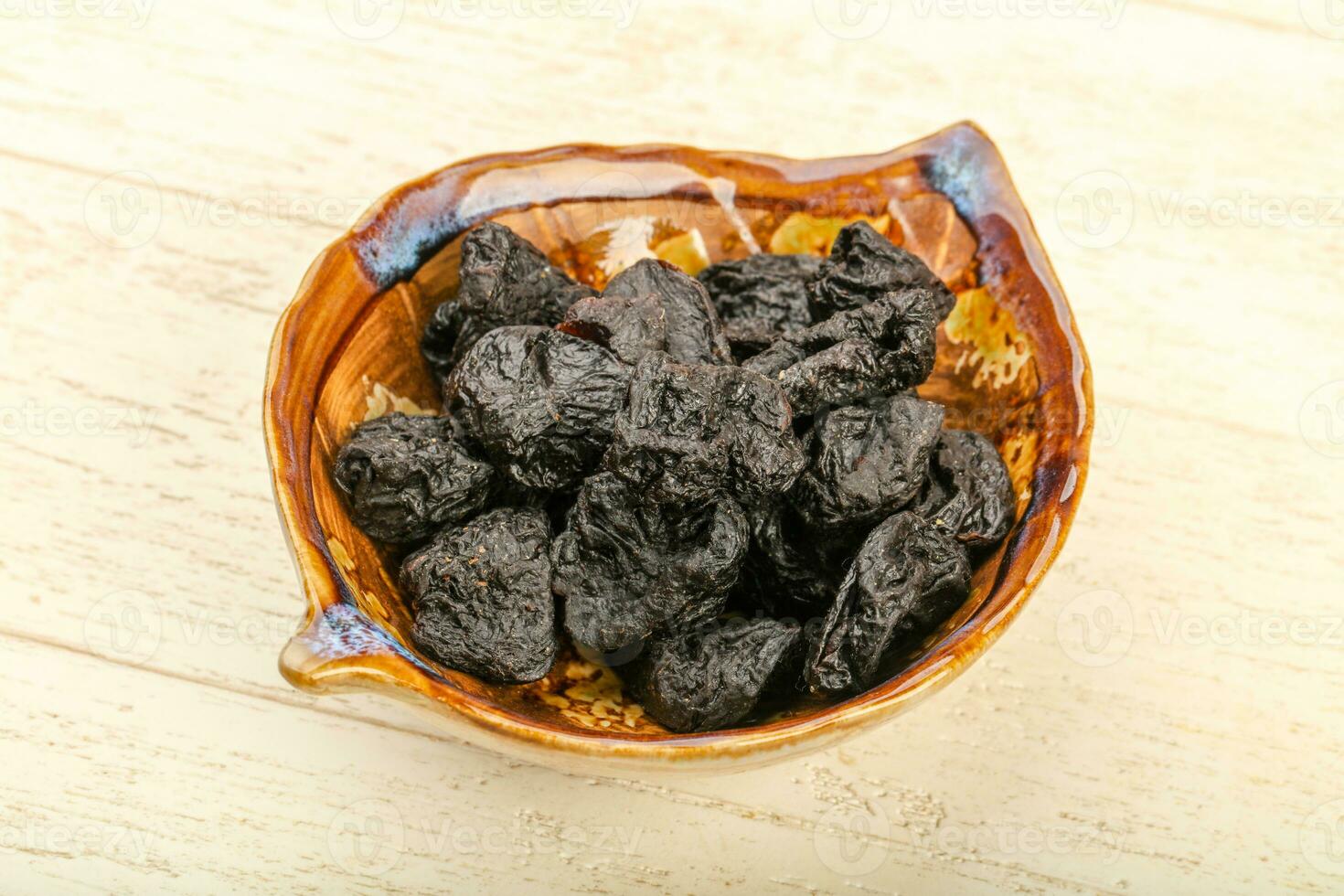 séché prunes plus de en bois Contexte photo