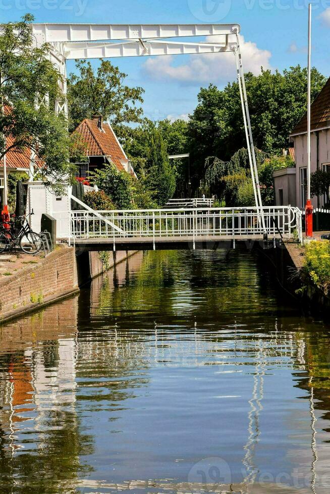 une canal avec une pont plus de il photo