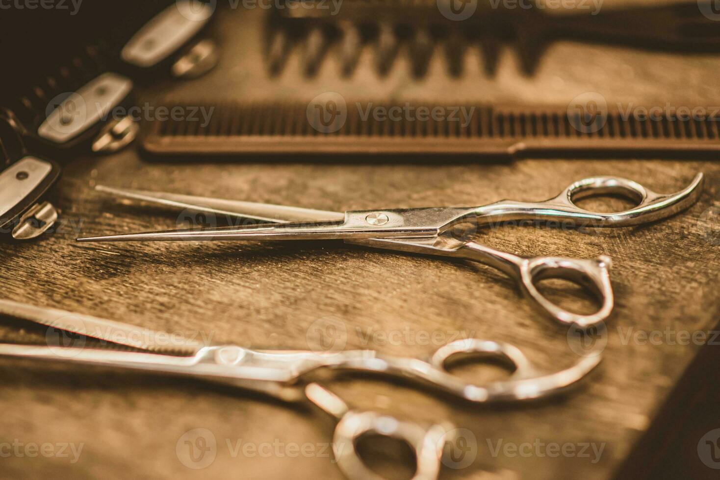 peignes et les ciseaux pour coupes de cheveux mensonge sur une étagère dans le cabine photo