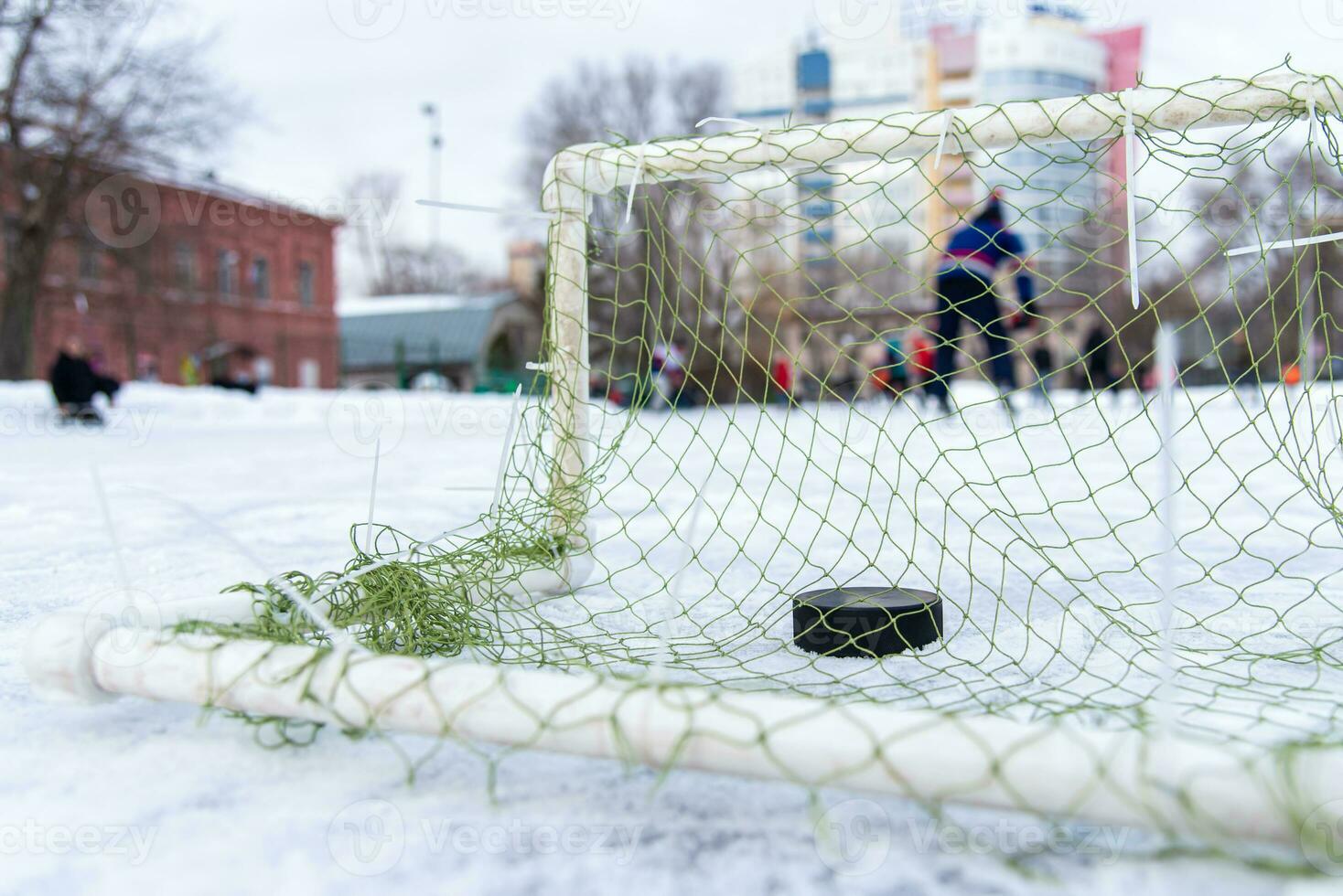 le hockey palet dans le objectif net fermer photo