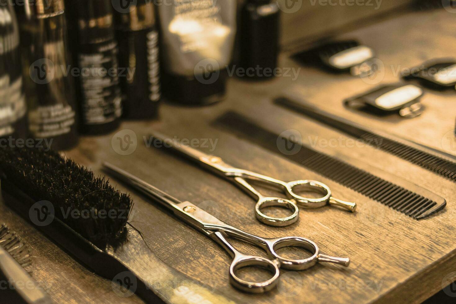 professionnel les ciseaux et peignes mensonge sur une étagère dans une coiffeur photo