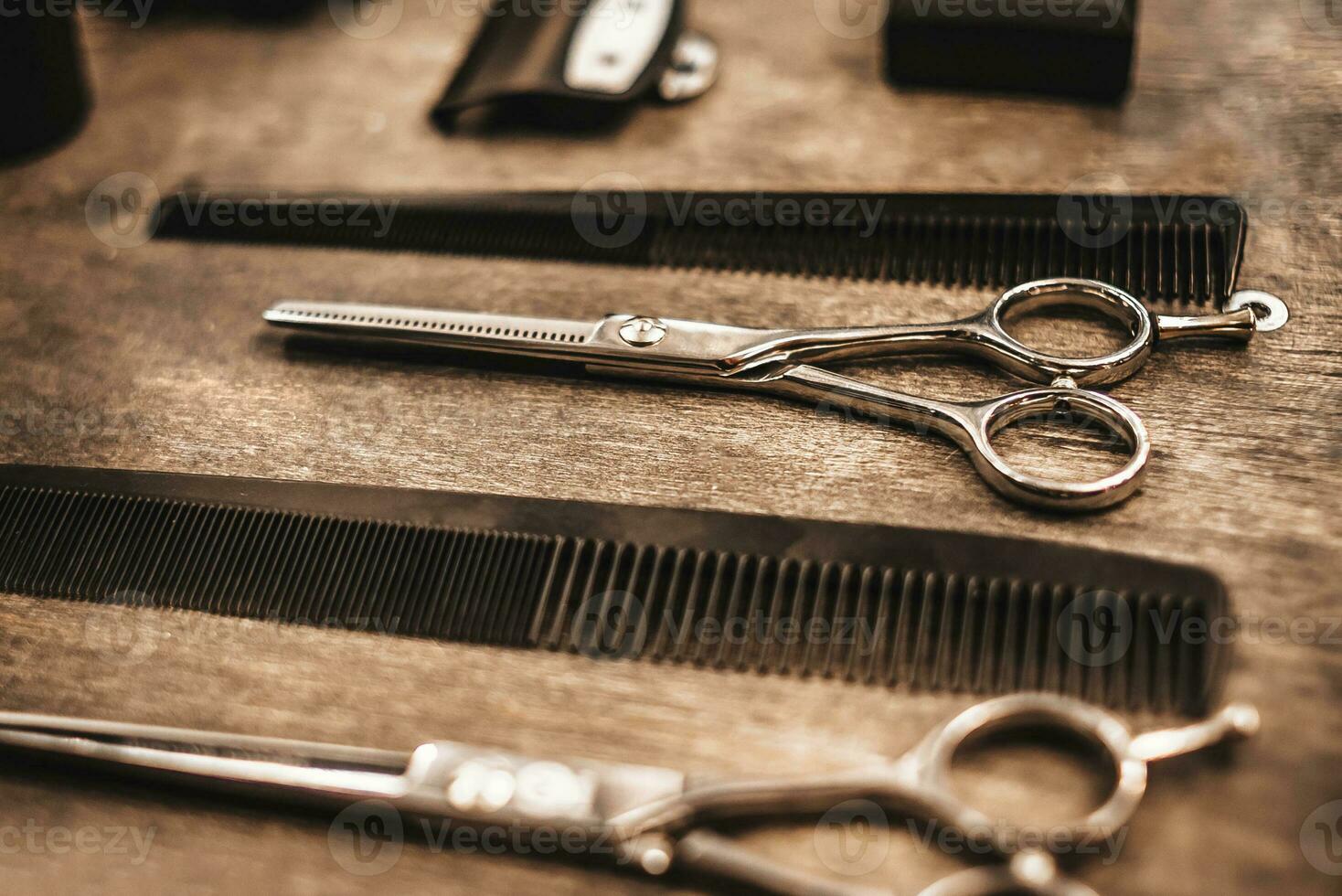 peignes et les ciseaux pour Coupe cheveux mensonge sur une étagère dans une coiffure salon photo