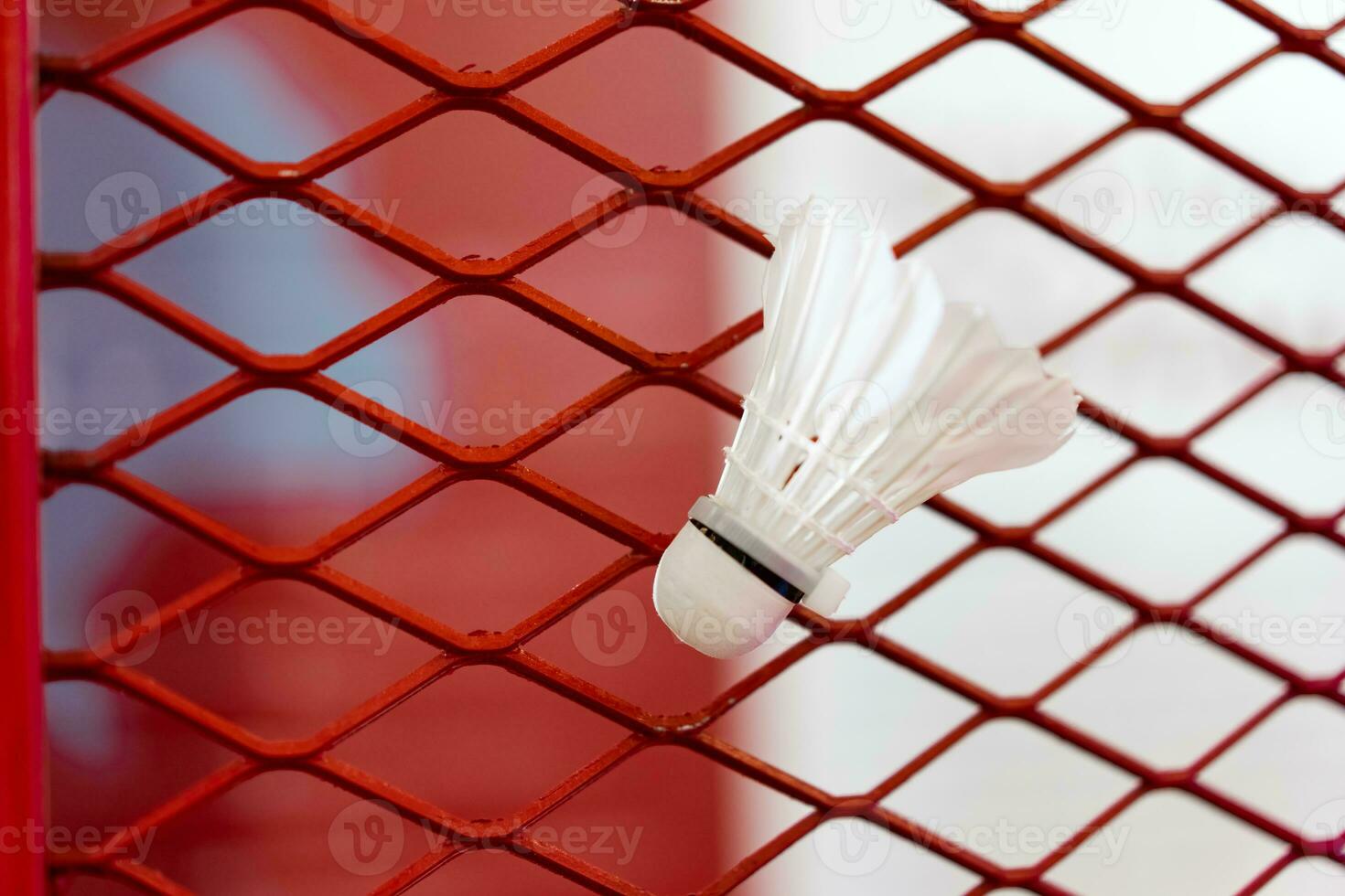 volants étaient coincé à le badminton acier gril net avec une gros rouge dessin de volant sur Contexte à côté de. photo