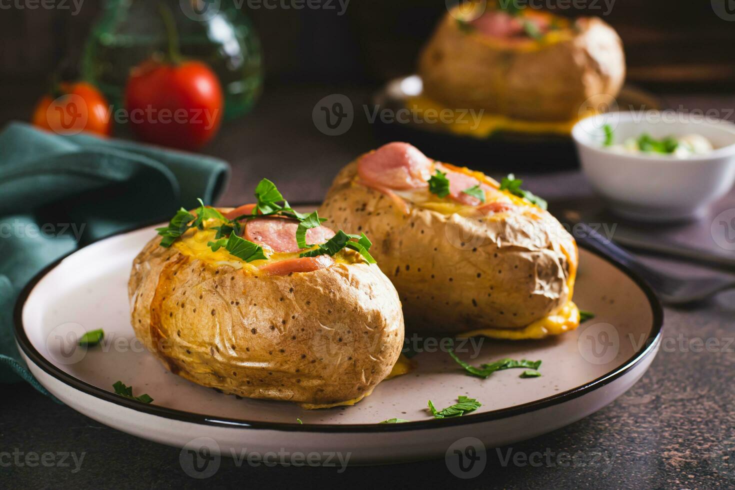 cuit entier patates avec œuf, saucisses et herbes sur une assiette photo