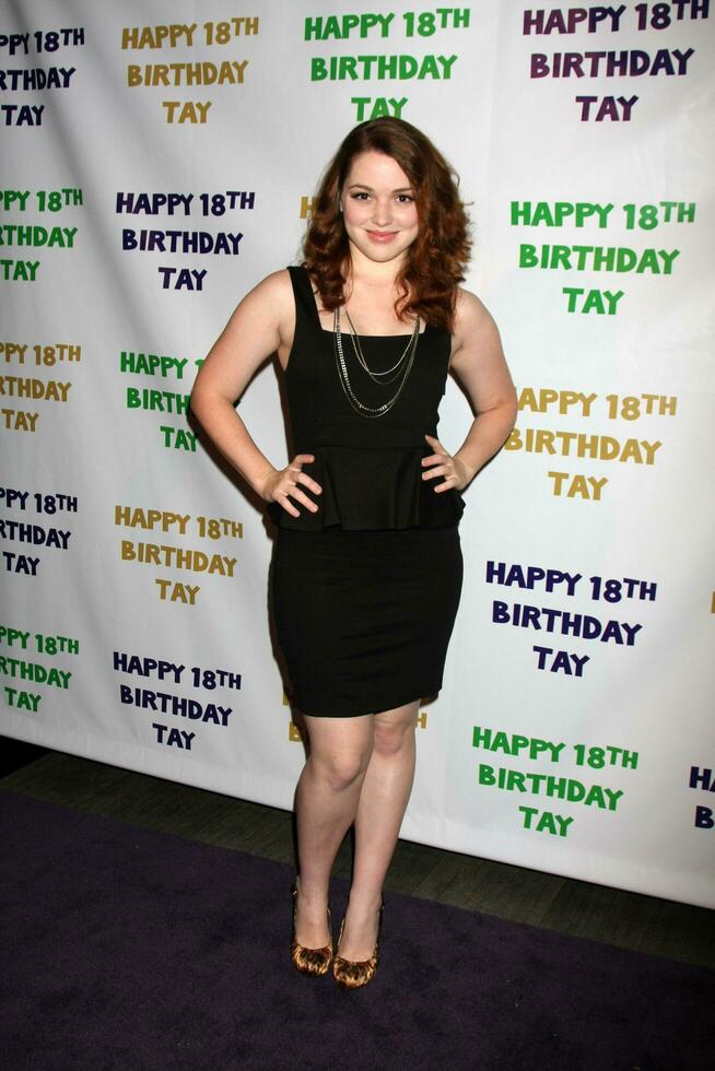 los angeles - oct 21 jennifer pierre en arrivant à taylor spreitlers 18e anniversaire fête à le cramoisi sur octobre 21, 2011 dans los anges, Californie photo