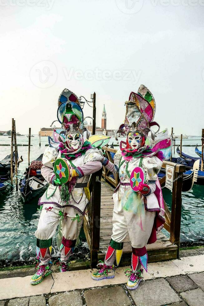 deux gens dans coloré costumes permanent sur une Dock photo