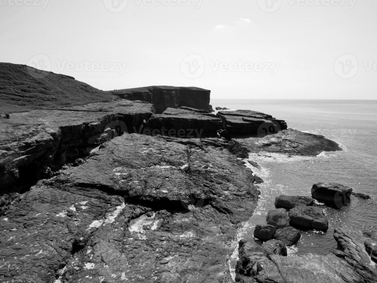 falaises et atlantique océan arrière-plan, rochers et lagune, beauté dans la nature. vacances voyage fond d'écran photo