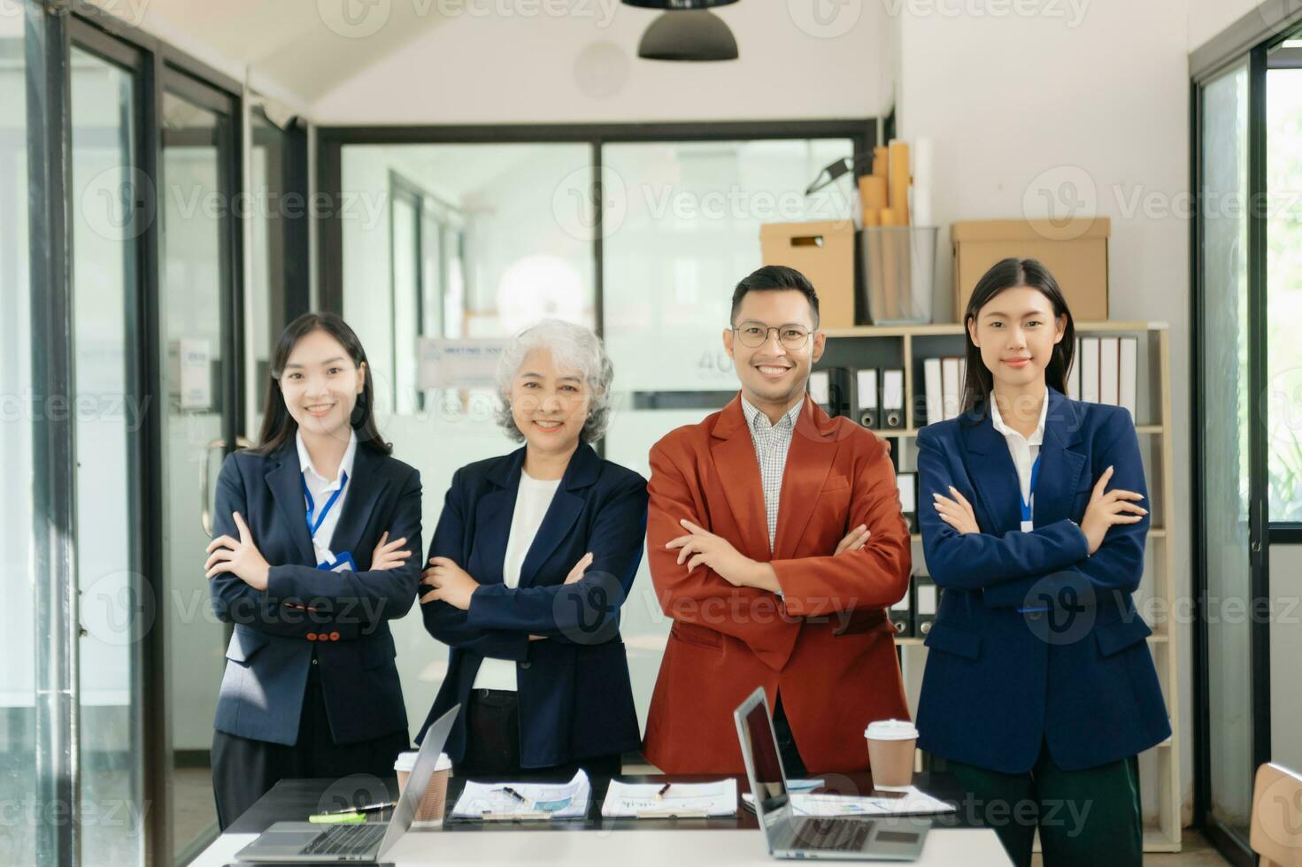 Jeune affaires Créatif équipe sont réflexion Planification discuter tandis que séance dans Bureau photo