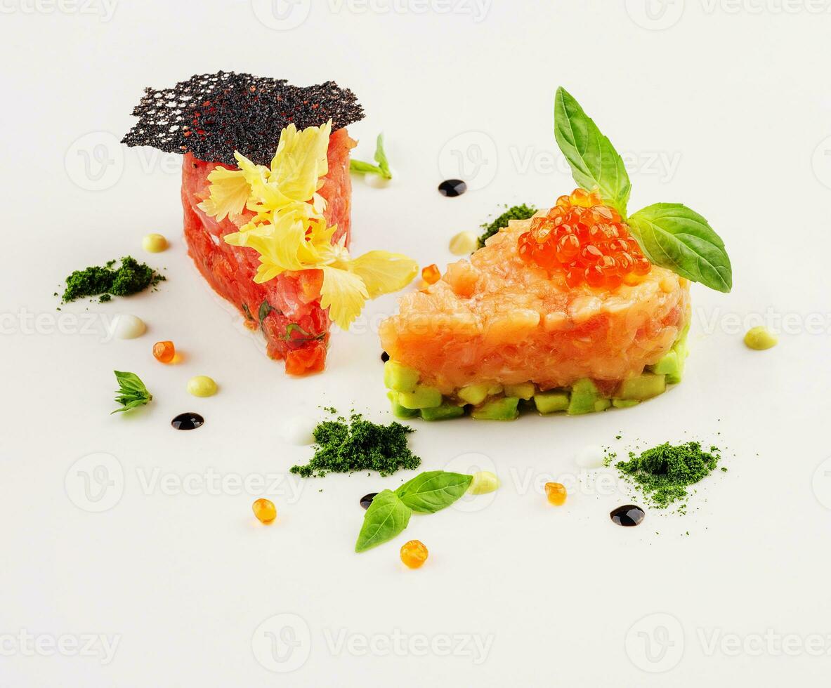 Saumon et du boeuf tartare sur blanc assiette photo