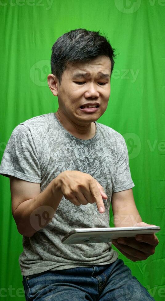 une homme expression reflétant appréhension et malaise avec le sien craintif regard photo