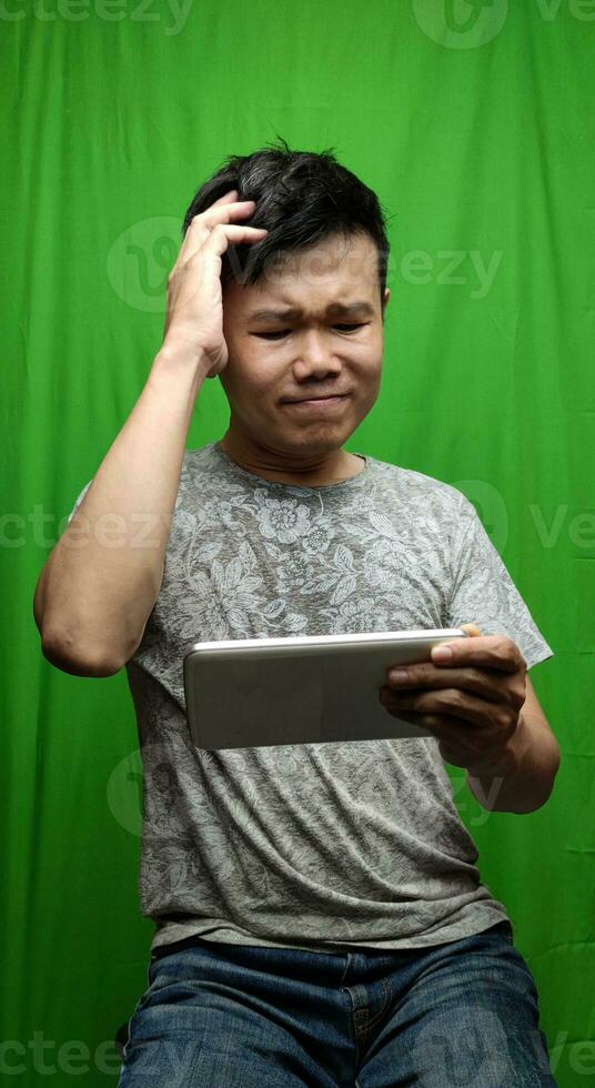 une homme expression reflétant appréhension et malaise avec le sien craintif regard photo