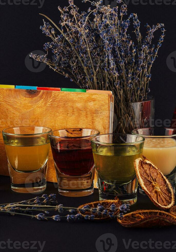 multicolore transparent cocktails, une ensemble de coups dans un rangée photo