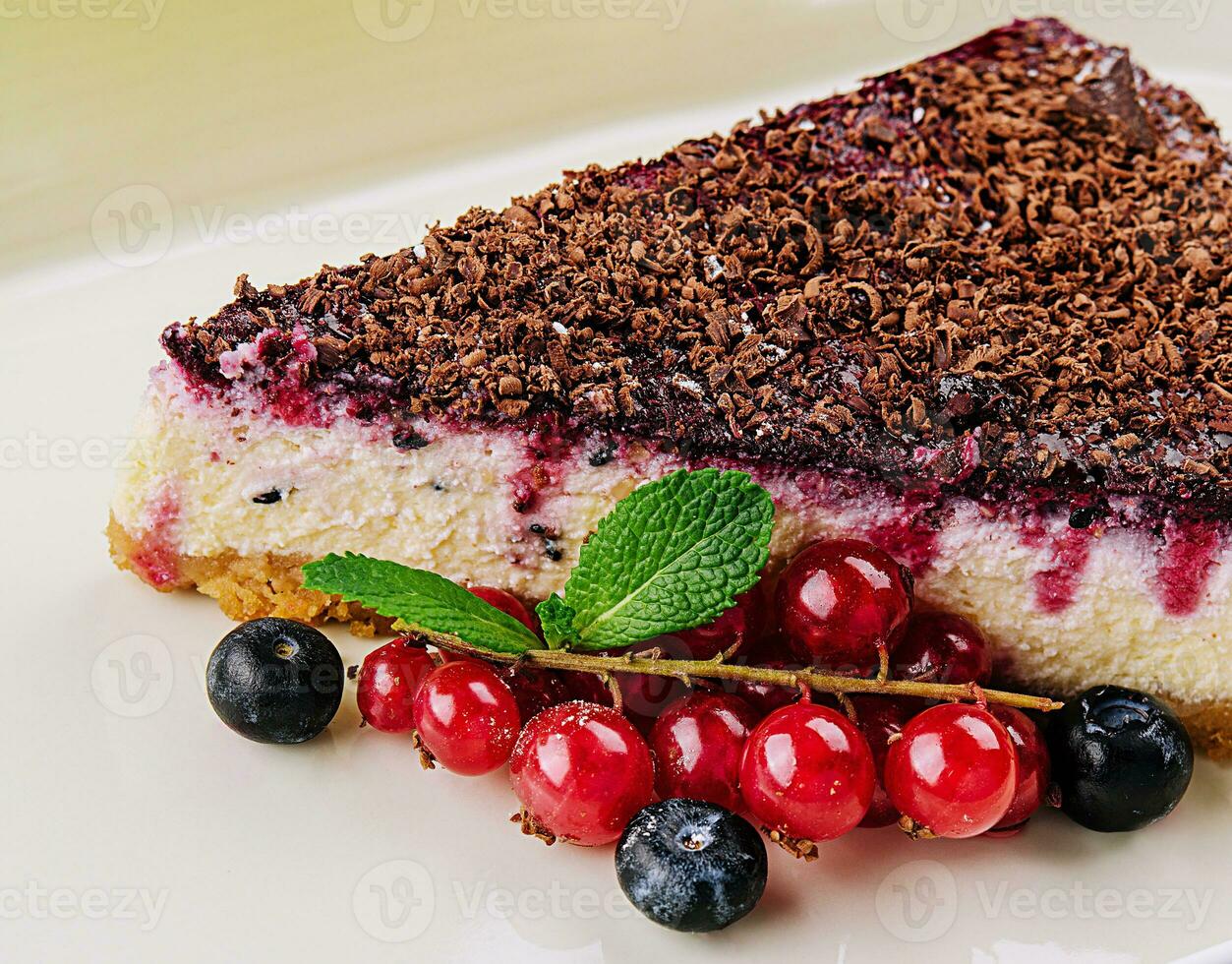 vanille cheesecake avec Chocolat sauce et baies photo