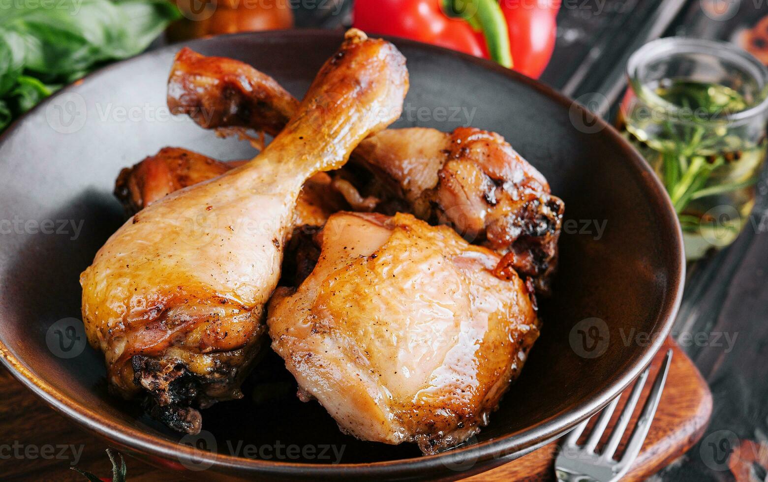 frit poulet sur le assiette avec tomates photo