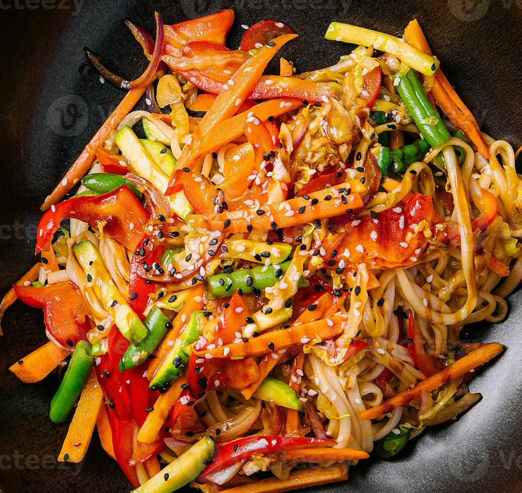 asiatique végétarien udon nouilles avec des légumes dans une bol photo