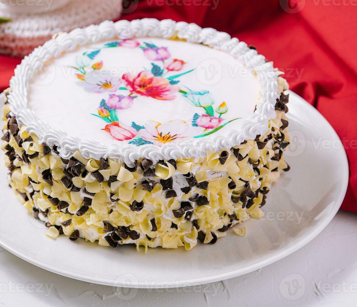 blanc gâteau décoré avec crème près rouge tulipes photo