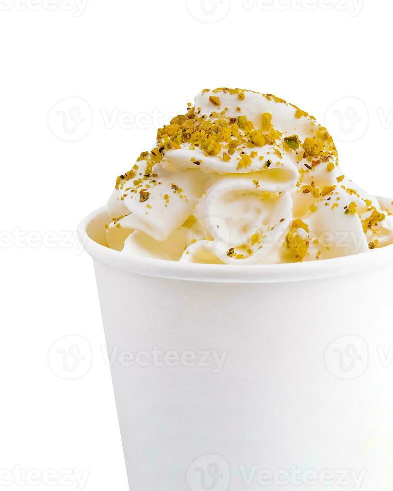 café avec pistaches et crème dans une papier tasse photo