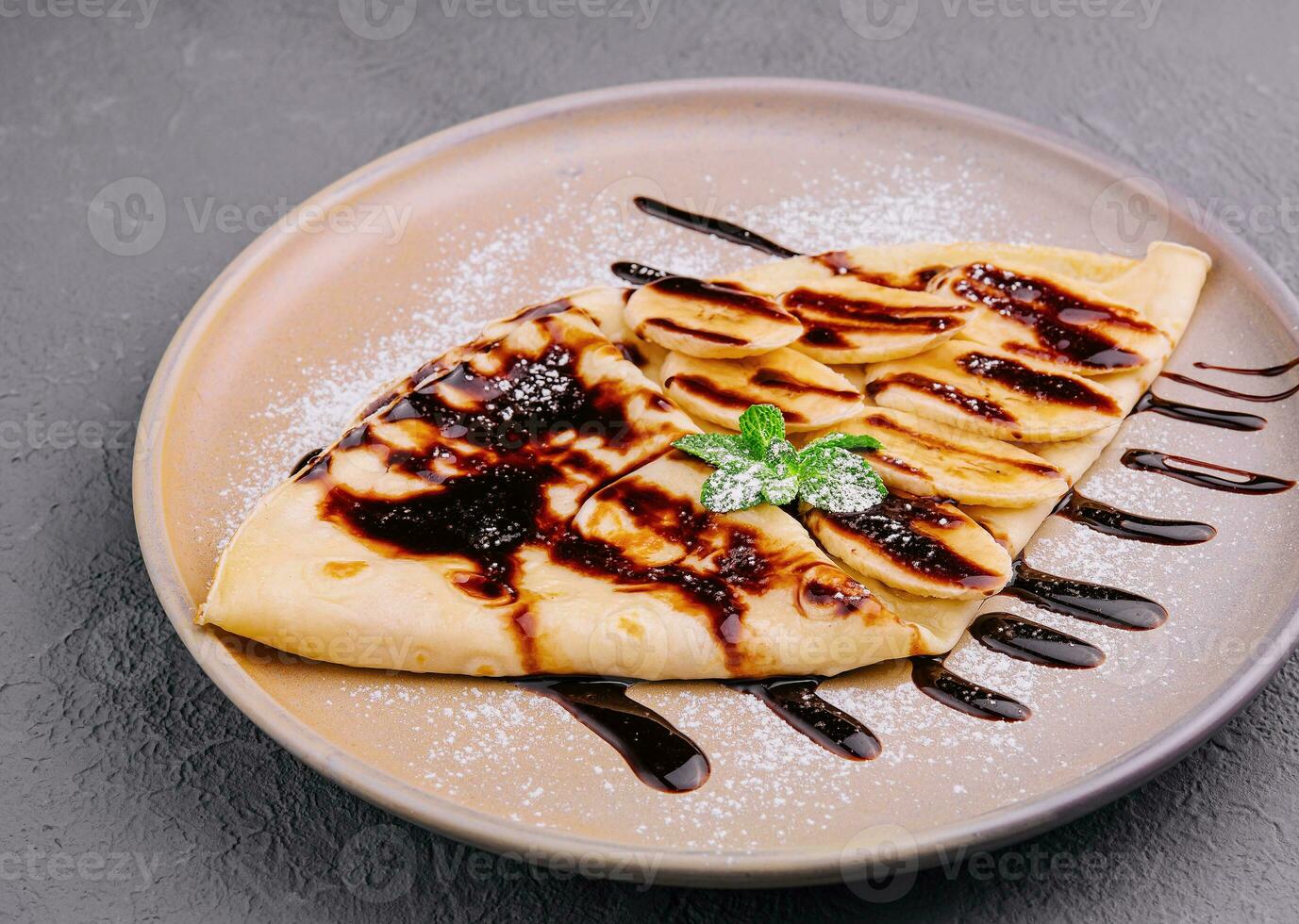 crêpes avec Frais banane tranches et foncé Chocolat photo