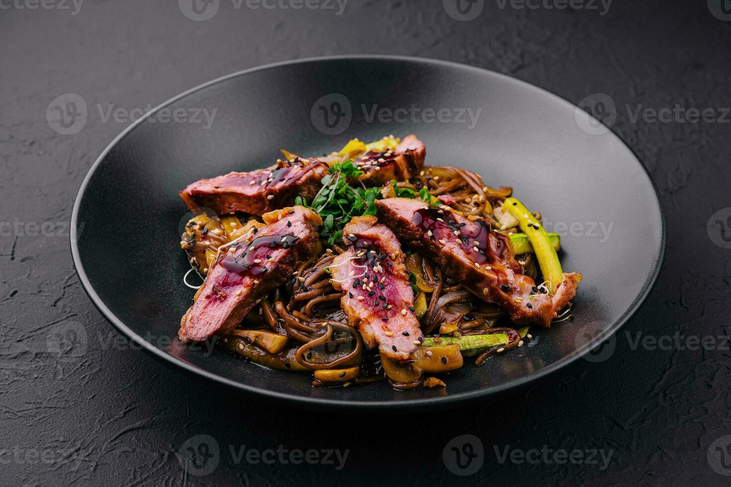 sarrasin soba avec canard et des légumes photo