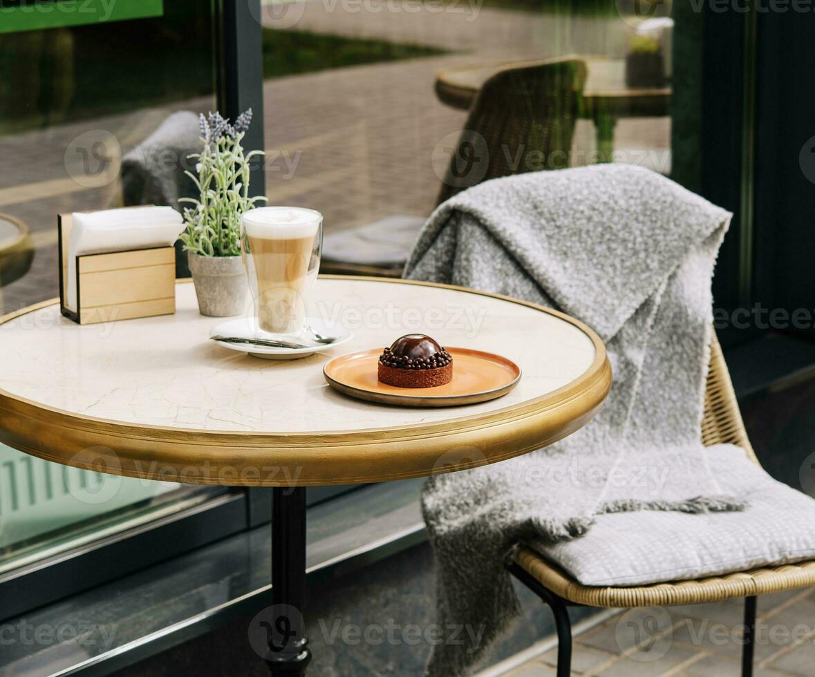 latté café avec Chocolat gâteau sur le terrasse de le bar photo