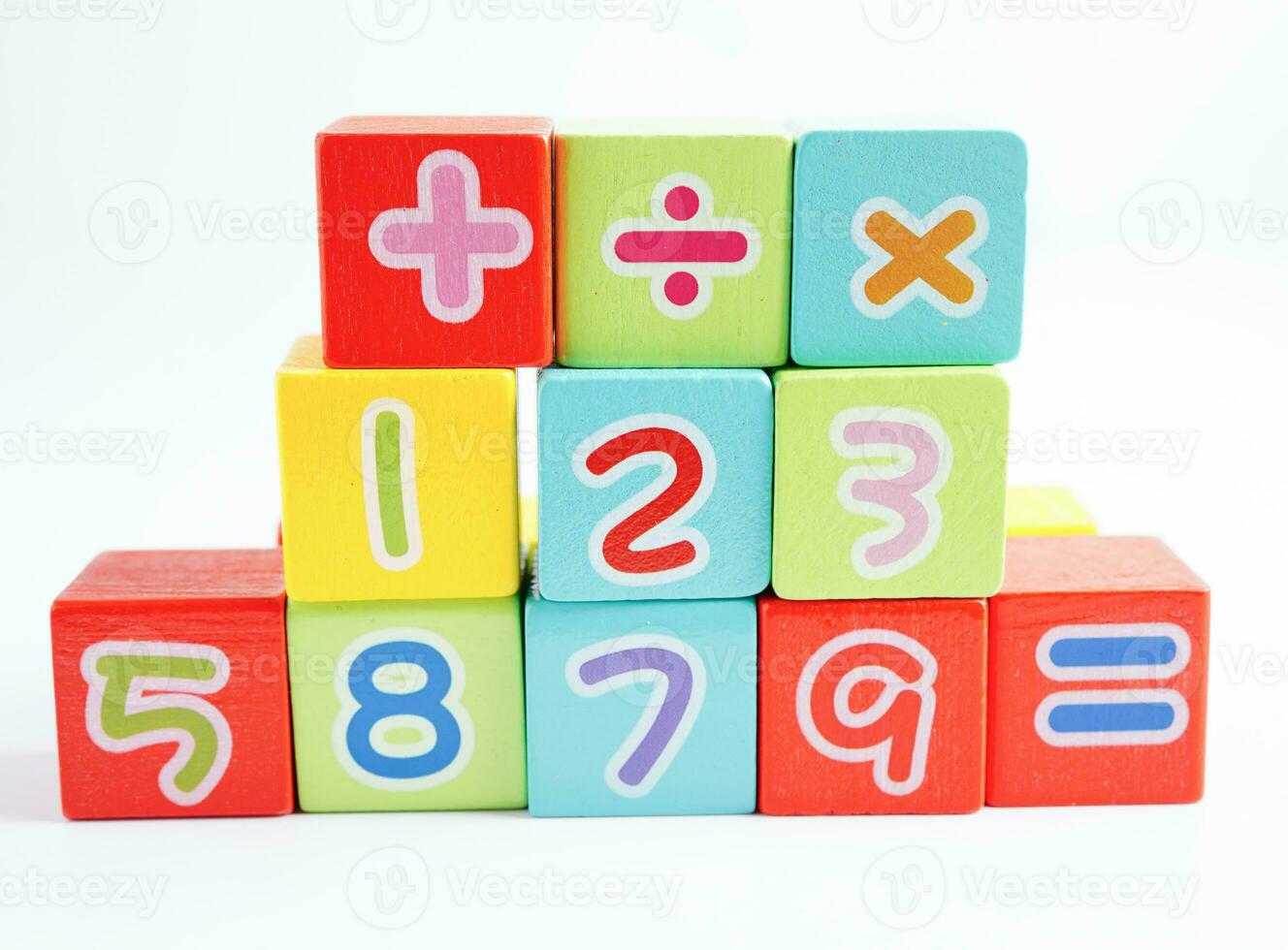 nombre de cubes de blocs de bois pour l'apprentissage des mathématiques, concept de mathématiques de l'éducation. photo