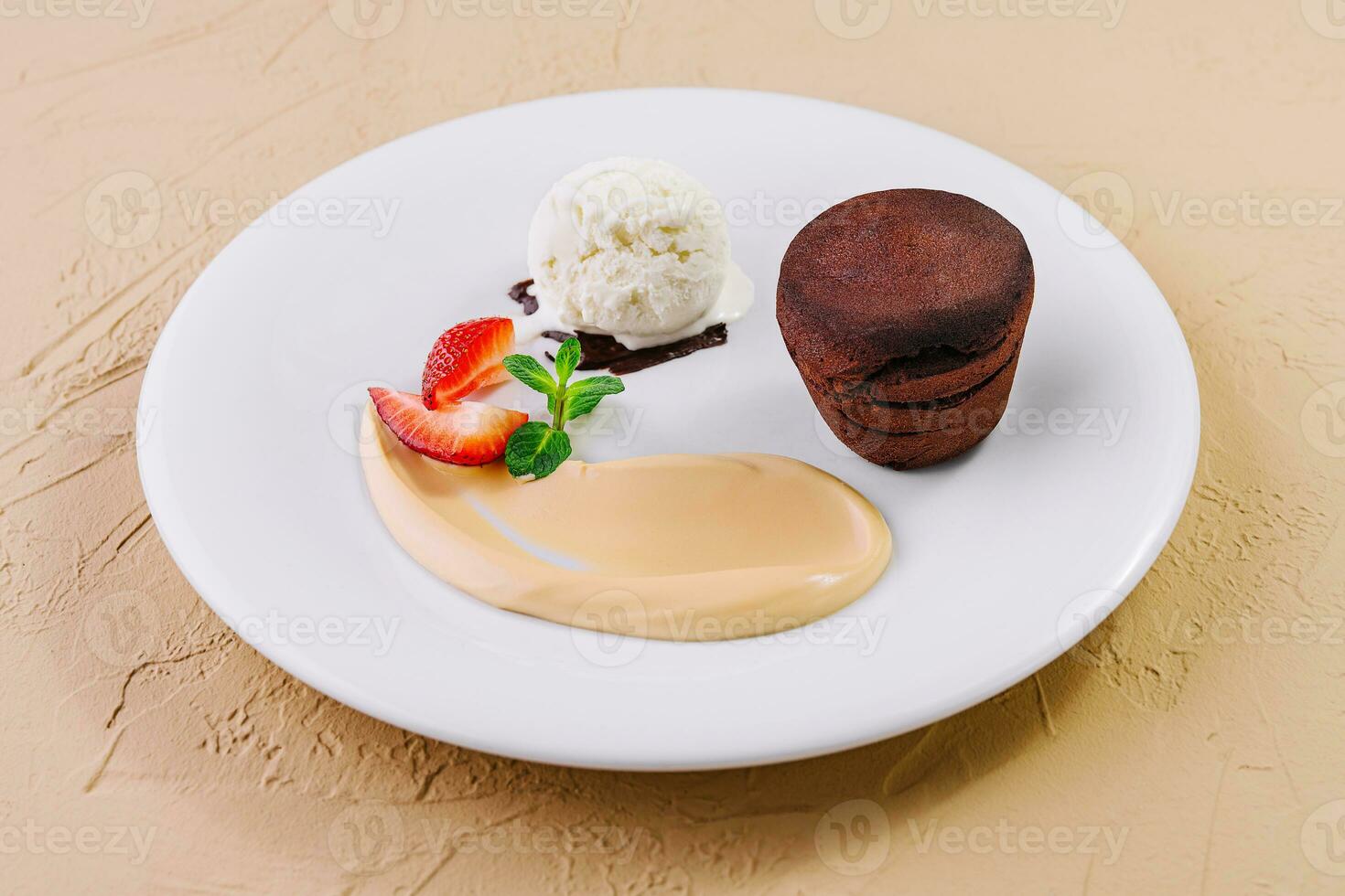 blanc assiette avec Chocolat fondant gâteau photo