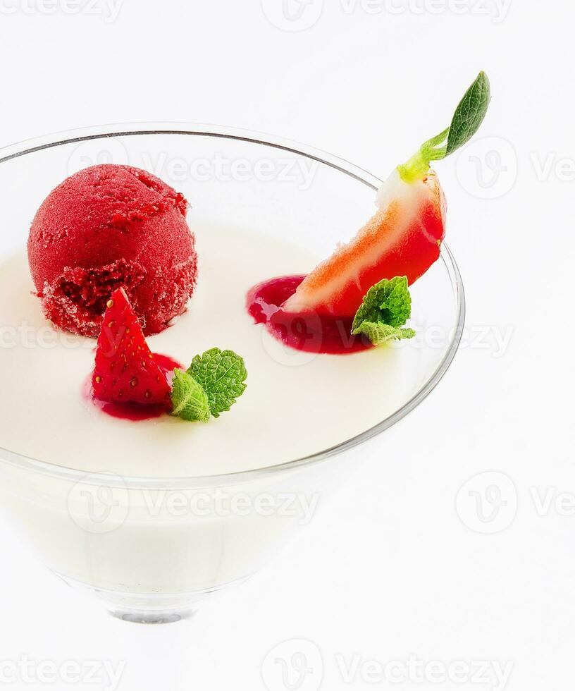 italien dessert panna cotta avec rouge Frais des fraises photo