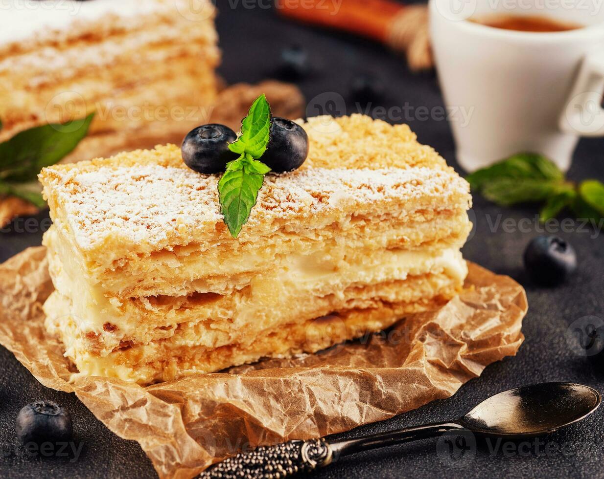 cuit gâteau napoléon, millefeuille garni avec myrtille et menthe photo