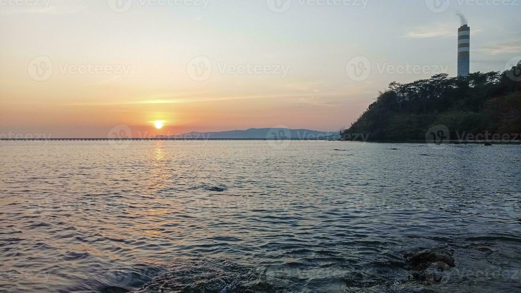 vue de le lever du soleil, vu de le magnifique plage photo